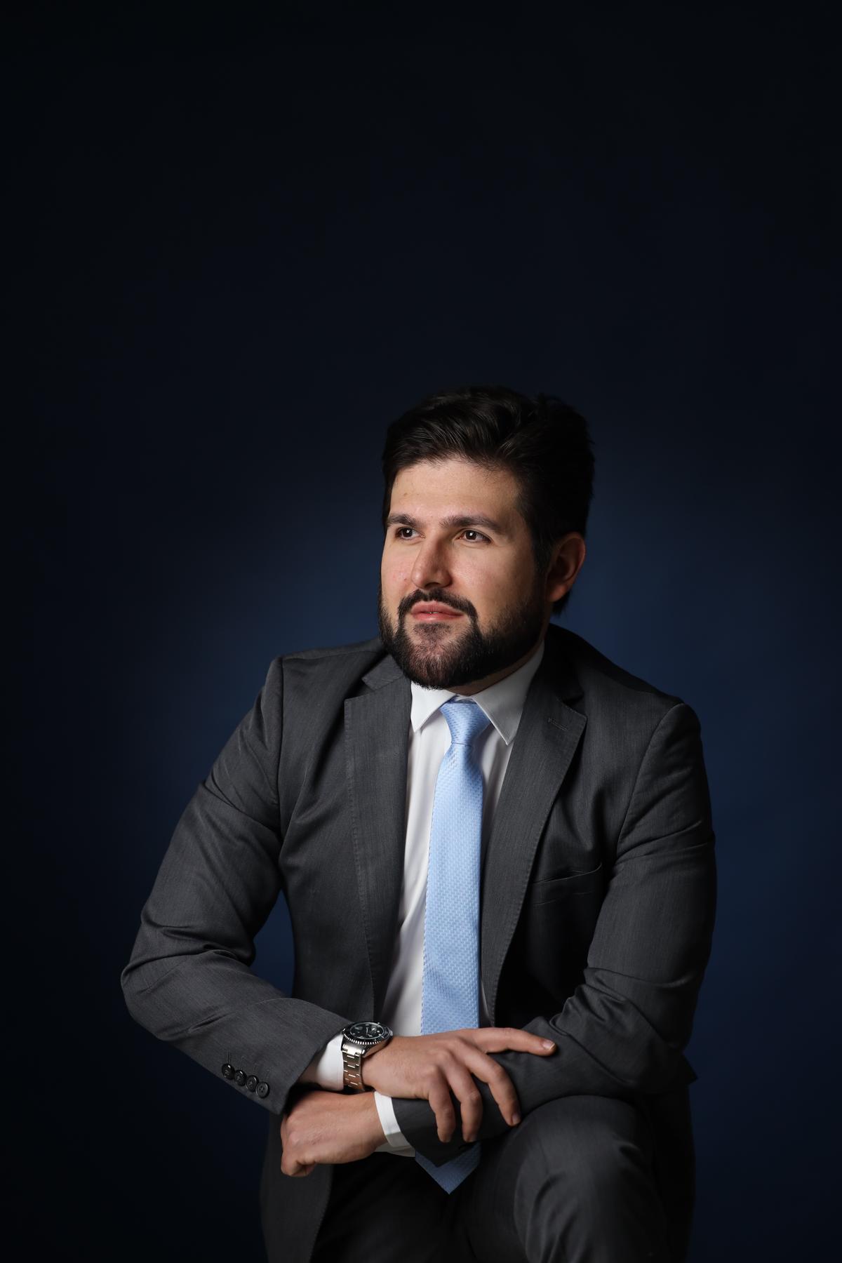 Retrato oficial do Dr. Felipe Lima, advogado especialista em crimes cibernéticos e recuperação de valores